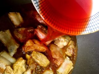 8、独家糖醋排骨,倒入红曲米水，放入一块陈皮