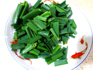 4、蒜苗炒腊肉,蒜苗叶单独装盘，因为下锅时间不同。