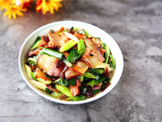 13、蒜苗炒腊肉,腊肉晶莹剔透，肥而不腻。