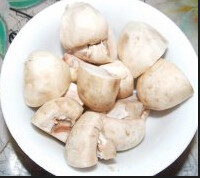 1、泰式冬阴功汤,先将花蛤用盐水浸泡洗净，口蘑用十字刀法切成四块