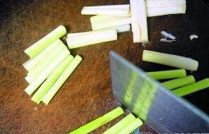 2、泰式冬阴功汤,香茅切成段状，柠檬叶切细条状