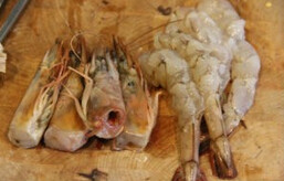 5、泰式冬阴功汤,把虾头去掉，留用。把虾皮剥下，尾部需要保留。去除虾线。待用