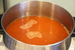 8、泰式冬阴功汤,放入步骤3中的香茅柠檬叶水，开始煮制。