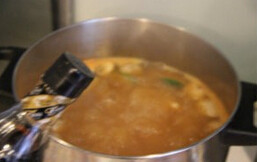 9、泰式冬阴功汤,依次放入口蘑，花蛤，青柠檬，虾子，鱼露，以及适量糖和盐