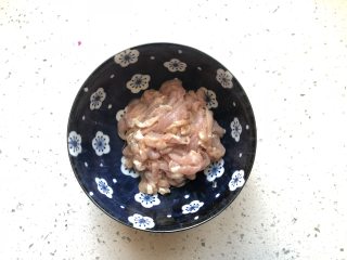 2、下饭菜-鱼香肉丝,里脊肉切丝，放少许淀粉，食用油腌制10分钟