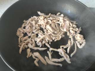 5、下饭菜-鱼香肉丝,炒至发白盛出备用