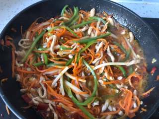 11、下饭菜-鱼香肉丝,如果觉得颜色不够，可以加些红油。