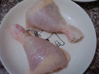 1、新奥尔良烤鸡腿,准备两个鸡腿????