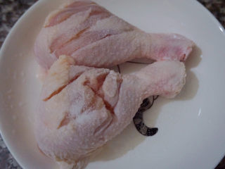 4、新奥尔良烤鸡腿,撒入适量的食盐