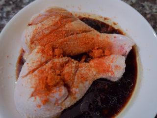 8、新奥尔良烤鸡腿,最后一步就是撒上适量的新奥尔良调料