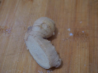 10、新奥尔良烤鸡腿,生姜去片，姜可是很重要的哦