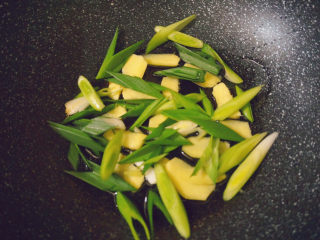 18、新奥尔良烤鸡腿,撒入适量蒜段