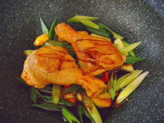 20、新奥尔良烤鸡腿,将鸡腿连同腌料一起倒入锅内，可适当加点清水