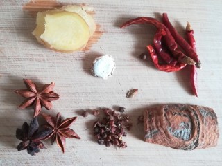 1、桂花香菇牛肉油辣酱  下饭神器,卤牛肉配料：八角、花椒、桂皮、干辣椒、生姜。因为需要卤的牛肉很少，所以用的配料很少，这个可以根据自己的喜好添加