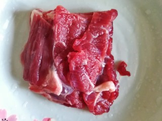 2、桂花香菇牛肉油辣酱  下饭神器,牛肉洗净