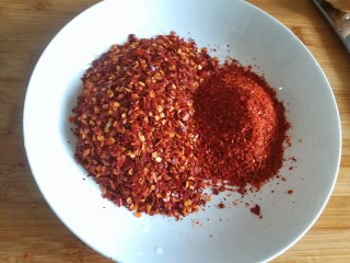 4、桂花香菇牛肉油辣酱  下饭神器,粗辣椒粉（二荆条的，比较香）、细辣椒粉