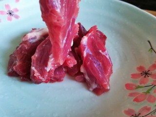 9、桂花香菇牛肉油辣酱  下饭神器,牛肉切成小条，减少卤的时间