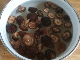 13、桂花香菇牛肉油辣酱  下饭神器,香菇泡发，香菇的量略少于牛肉的量