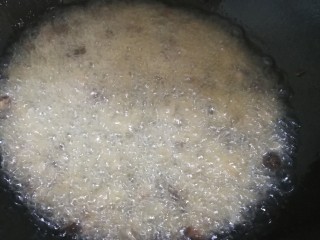 21、桂花香菇牛肉油辣酱  下饭神器,加热鸡油至80度，分开放入卤牛肉和香菇过一下，5秒捞出即可