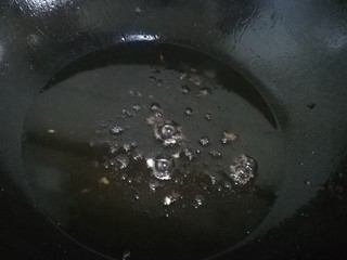 23、桂花香菇牛肉油辣酱  下饭神器,留一半油在锅里，另一半油盛出