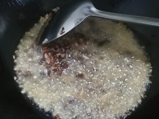 24、桂花香菇牛肉油辣酱  下饭神器,放入生姜末、牛肉粒、香菇丁，翻炒均匀