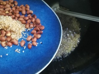 25、桂花香菇牛肉油辣酱  下饭神器,倒入炒熟的花生米和熟白芝麻，翻炒均匀