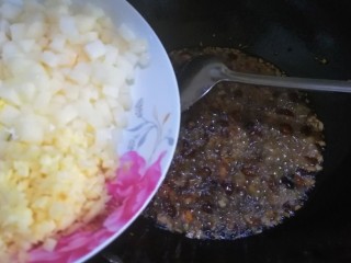 26、桂花香菇牛肉油辣酱  下饭神器,倒入大蒜末、梨丁、盐，翻炒1分钟