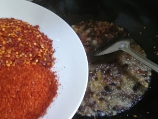 27、桂花香菇牛肉油辣酱  下饭神器,倒入一半辣椒粉，即可停火