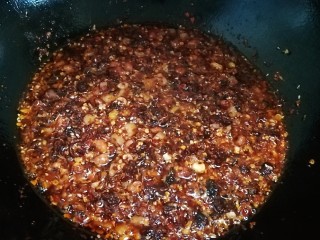 28、桂花香菇牛肉油辣酱  下饭神器,停火后趁热油，翻炒均匀