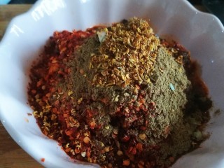 30、桂花香菇牛肉油辣酱  下饭神器,再倒入剩余辣椒粉、花椒粉、一半桂花