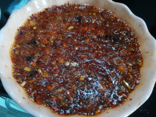 31、桂花香菇牛肉油辣酱  下饭神器,将留下的一半鸡油分两次加热至开始冒烟，然后趁热倒入辣椒碗，翻拌均匀