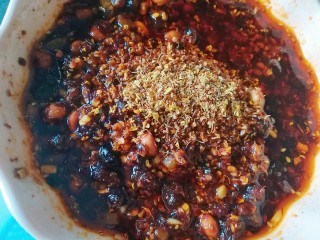 32、桂花香菇牛肉油辣酱  下饭神器,辣椒酱放至温热时，倒入另一半桂花，翻拌均匀