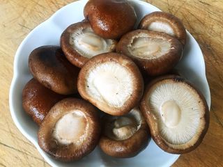 4、香菇鹌鹑蛋,香菇洗净沥干水份备用