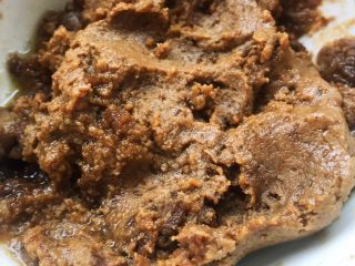 5、香菇鹌鹑蛋,自制的酱料就是火锅底料加芝麻酱、腐乳汁、糖拌匀