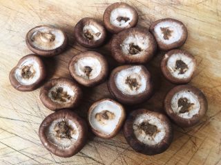 6、香菇鹌鹑蛋,酱料依次放入香菇碗中