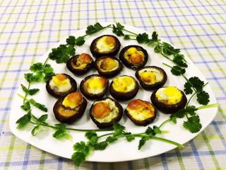 8、香菇鹌鹑蛋,将美味的香菇鹌鹑蛋摆入盘中用香菜来做装饰