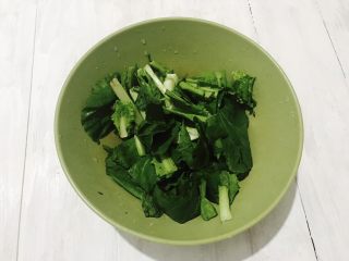 1、百变鸡蛋＋姜汁花红柳绿,小白菜清洗干净，切成寸段备用！