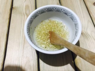 5、百变鸡蛋＋姜汁花红柳绿,切好的姜末放到一个碗里！倒入1克的食盐和一小勺的白醋！搅拌均匀！