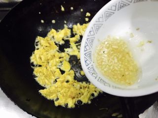 9、百变鸡蛋＋姜汁花红柳绿,接着把姜末白醋汁倒入锅内！翻炒均匀！