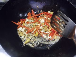 12、百变鸡蛋＋姜汁花红柳绿,快速的翻炒均匀！