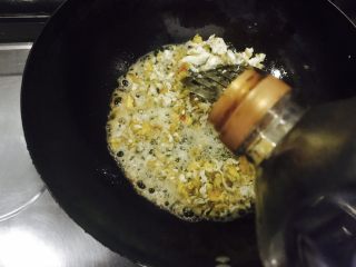 10、百变鸡蛋＋姜汁花红柳绿,接着倒入适量的生抽酱油！翻炒均匀！