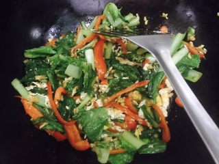 14、百变鸡蛋＋姜汁花红柳绿,把食材全部翻炒均匀！