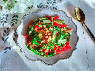 15、百变鸡蛋＋姜汁花红柳绿,炒好了就可以出锅了！装盘后点缀上几粒花生米。美美的开吃喽！