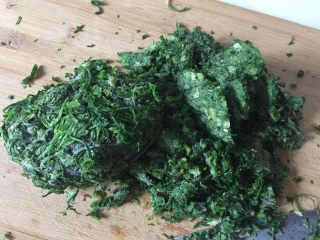 1、油豆腐塞肉,这个荠菜是春天在野外挖的，绝对的绿色食品，洗干净焯水冷水浸泡，挤干水份，装保鲜袋放冰箱速冻，吃的时候拿出来解冻切碎，跟新鲜的没有区别。