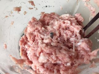 3、油豆腐塞肉,放进料理机加入料酒打成肉糜。