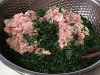 4、油豆腐塞肉,和荠菜碎一起放在容器里。