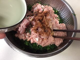 5、油豆腐塞肉,加入生抽、姜汁、盐、糖顺时针朝一个方向搅拌，分次少量加入清水搅拌。