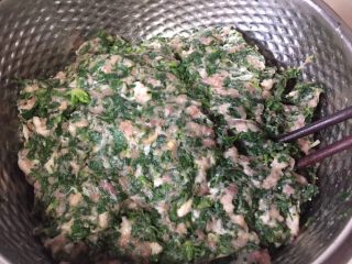 6、油豆腐塞肉,肉馅搅上劲加入15克植物油搅拌均匀，封保鲜膜入冰箱冷藏30分钟。