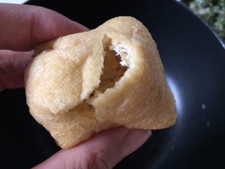 7、油豆腐塞肉,油豆腐开一个口，我是用手抠个洞哈哈。