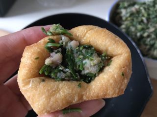 8、油豆腐塞肉,用筷子塞进肉馅，多少随意，不要塞的非常多就可以了，稍微留点空隙吃的时候有汤汁。
